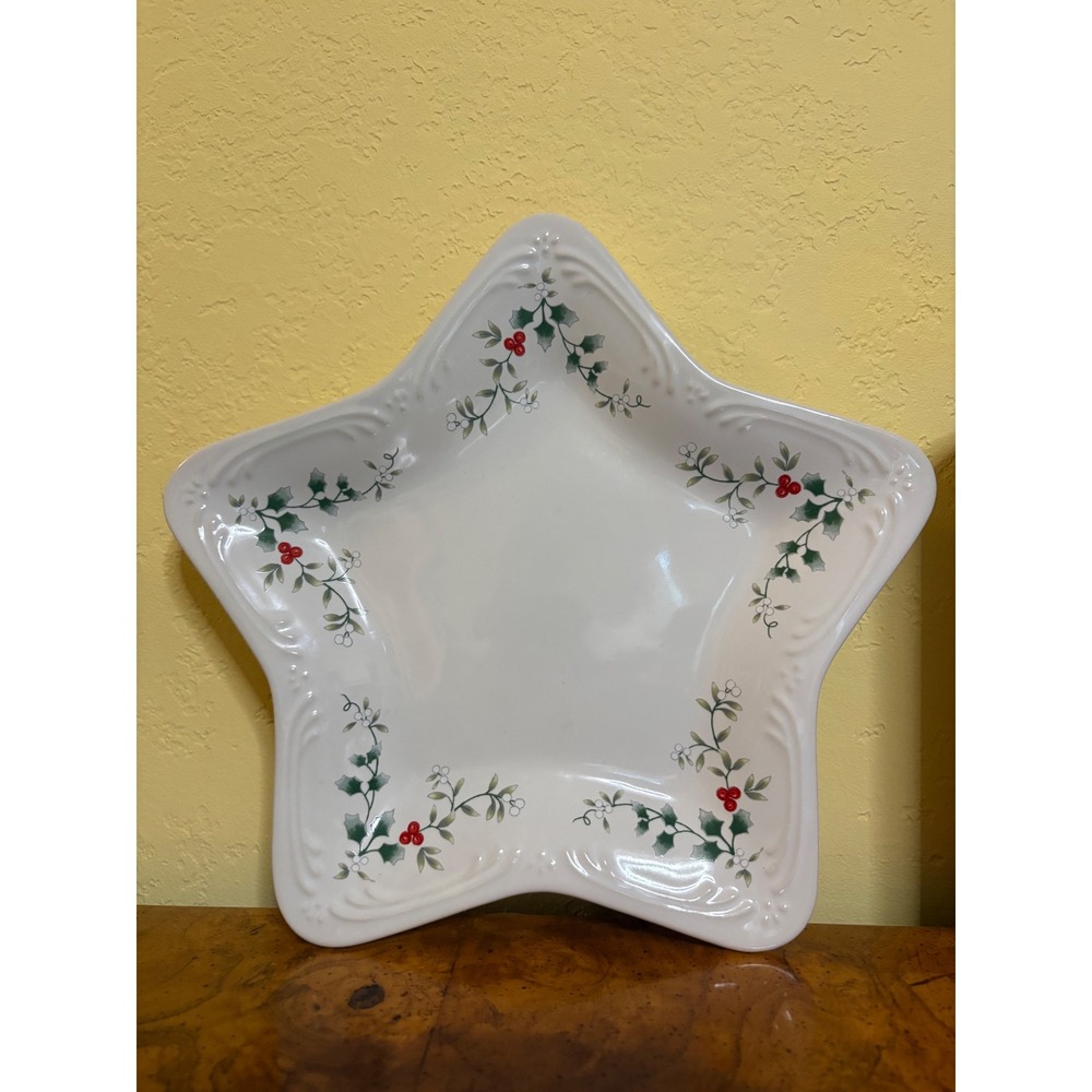 Pfaltzgraff Winterberry Holly Christmas Star Appetizer Plate White Stoneware 10"
